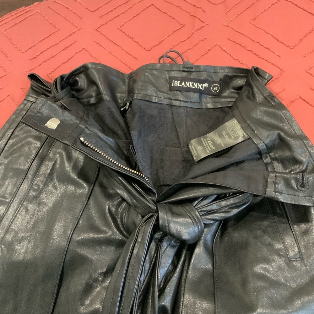 NWT - BLANK NYC Off the Record Pants - Size 26 - Picture 2 of 5